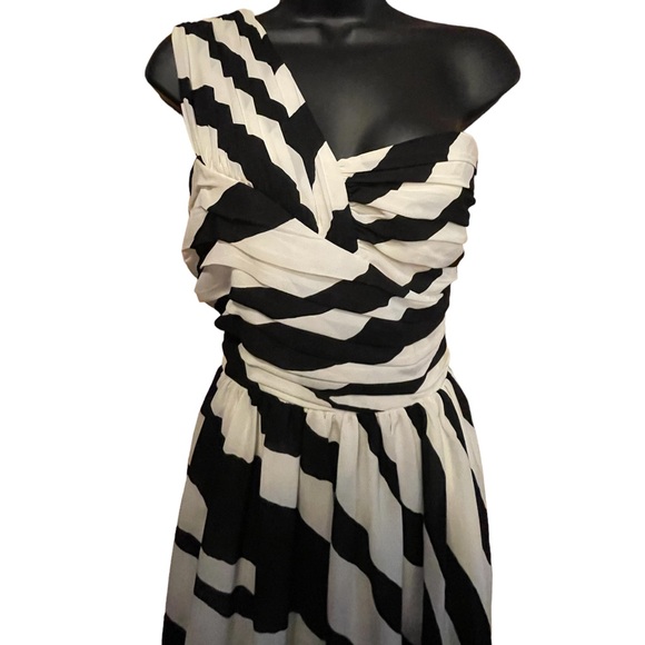 Express size 6 off shoulder dress - Picture 2 of 4